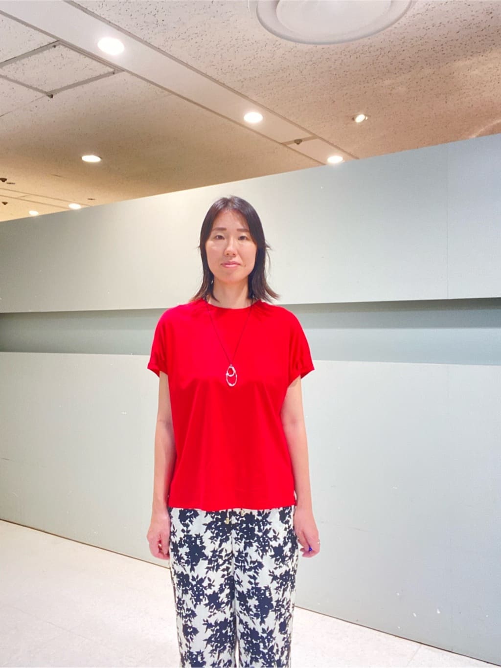 hitomiさんの「UNTITLED｜【ウエストゴム/ワイド/柄】モノトーンフラワーパンツ」を使ったコーディネート