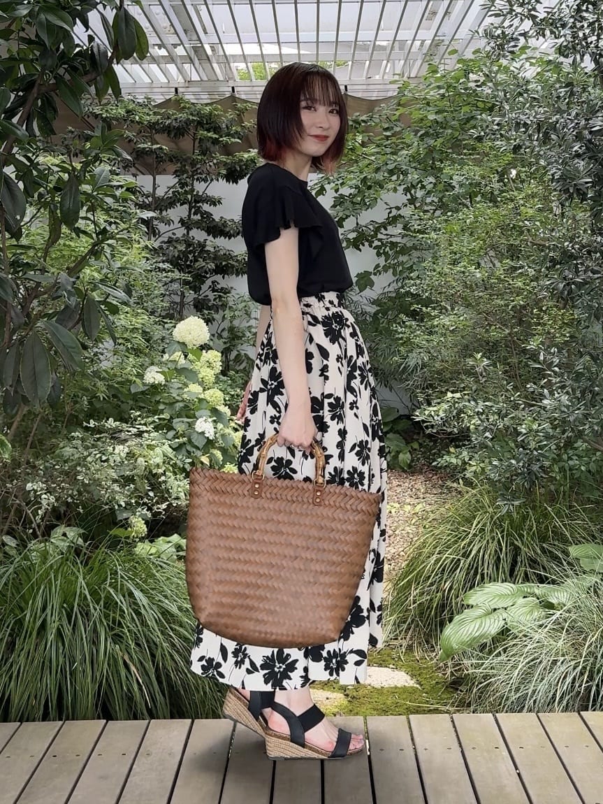 𝐜𝐡𝐢𝐤𝐚さんの「SHOO･LA･RUE｜【汗ジミ防止/ひんやり/UV】フリルスリーブTシャツ」を使ったコーディネート