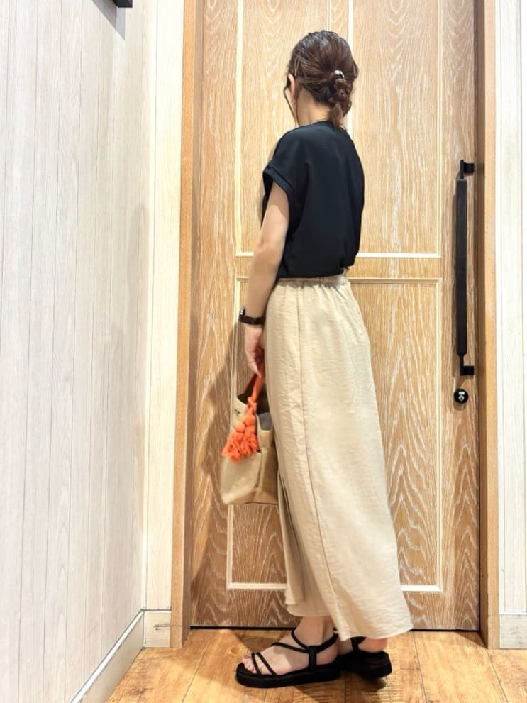 meiさんの「SHOO･LA･RUE｜【S-LL/ひんやり】さらっとタッチできれい見え ピンタックスカーチョ」を使ったコーディネート
