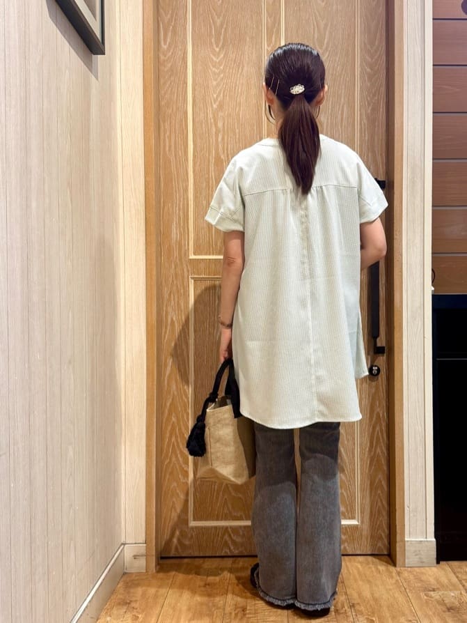 KAORIさんの「SHOO･LA･RUE｜【S-LL/ひんやり/体型カバー】サッカーストライプ Aラインチュニックブラウス」を使ったコーディネート
