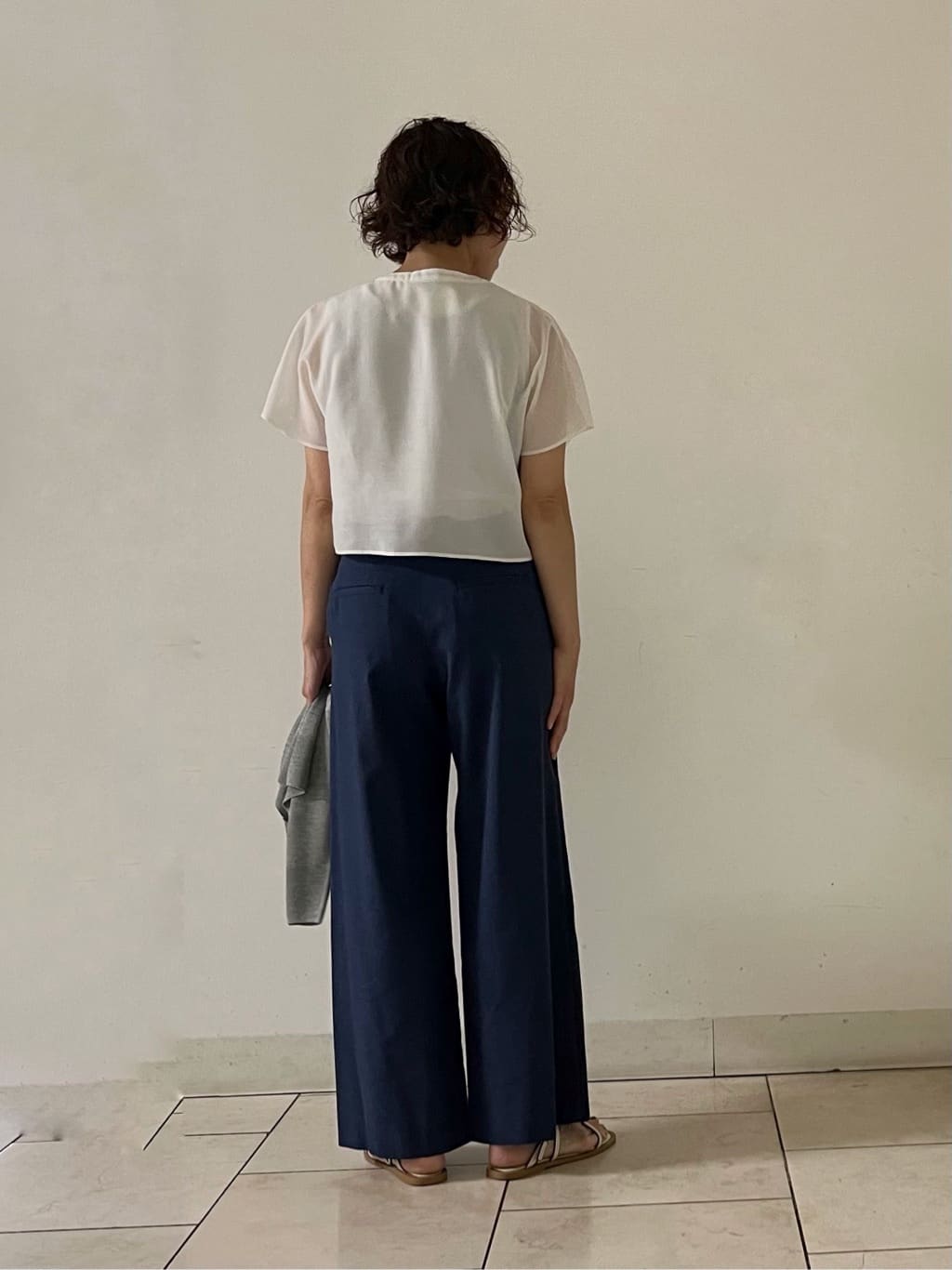mihoさんの「INDIVI｜【デニムライク】マリンボタン リネン混ワイドパンツ」を使ったコーディネート