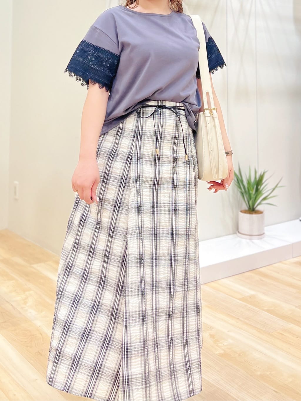みことさんの「grove｜【洗える/二の腕カバー】上品なレースで叶える、きちんと見えの夏Tシャツ」を使ったコーディネート