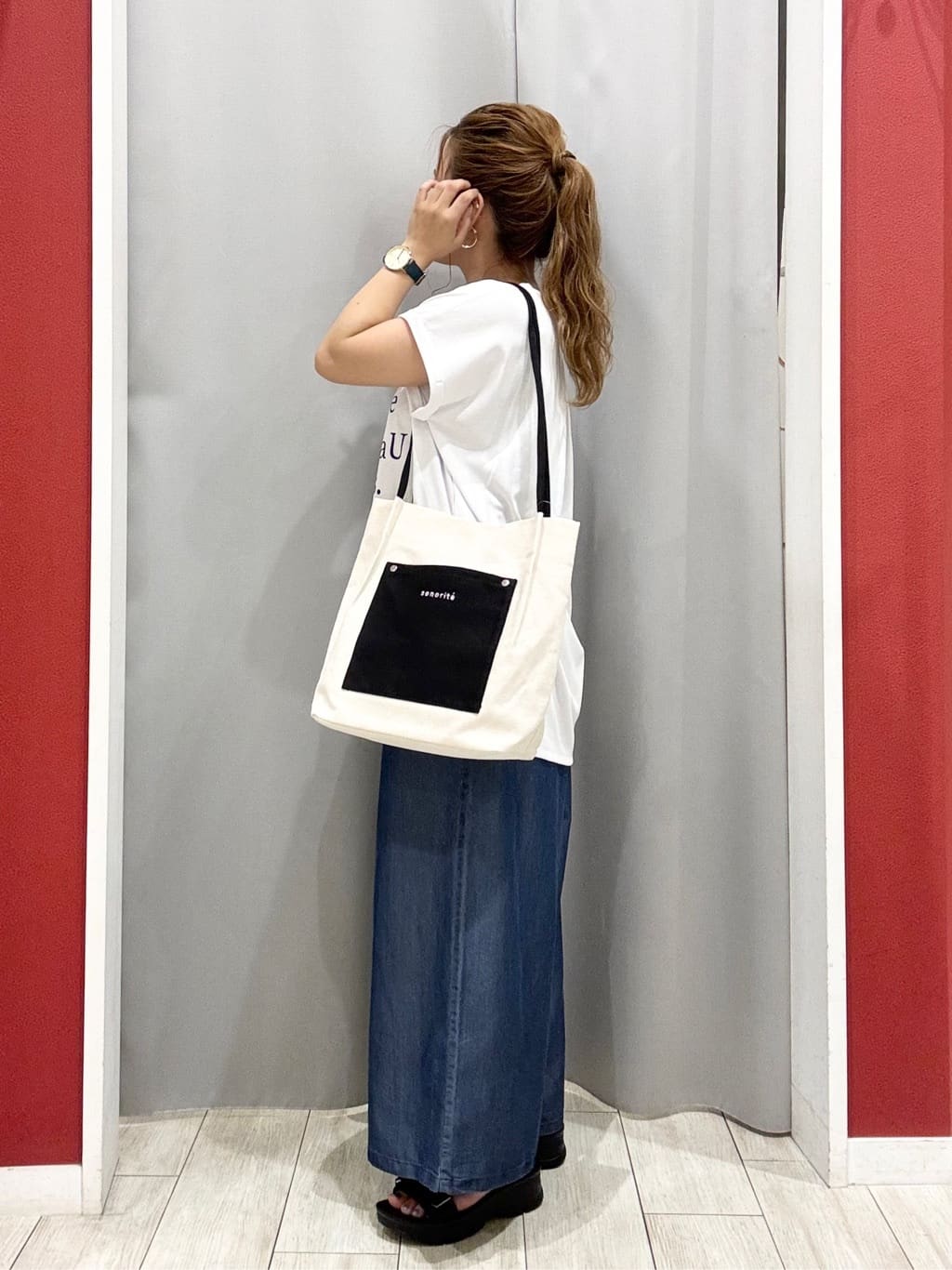shioさんの「SHOO･LA･RUE｜【洗える/S-LL/ひんやり】金ボタンがアクセント　大人のデニムガウチョパンツ」を使ったコーディネート