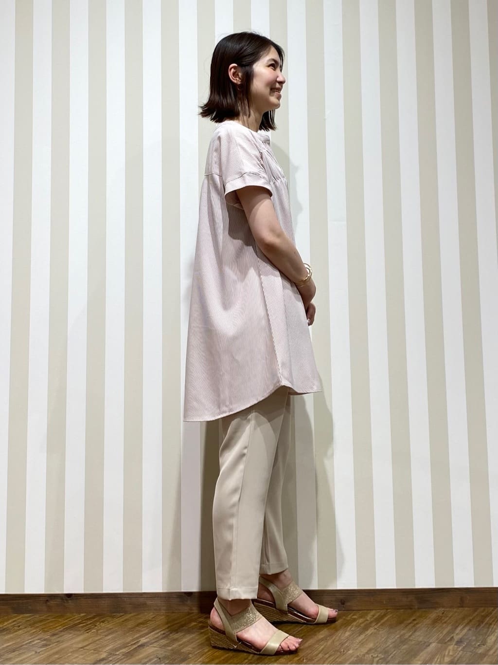 SAOさんの「SHOO･LA･RUE｜【S-LL/ひんやり/体型カバー】サッカーストライプ Aラインチュニックブラウス」を使ったコーディネート