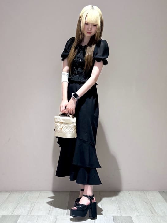 しおりんさんの「ESPERANZA｜【ラク盛り／サンダル】リピーター続出／脚長美脚　ツイストリボンサンダル」を使ったコーディネート