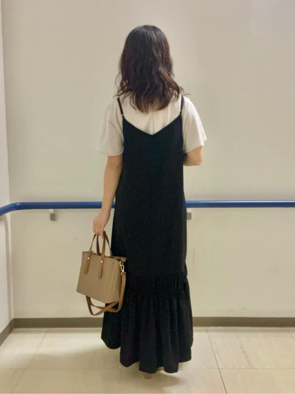 あもさんの「SHOO･LA･RUE｜【ひんやり】シャーリングがアクセントに 大人のデザインキャミワンピース」を使ったコーディネート