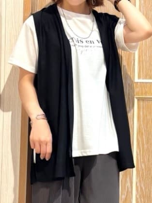 meiさんの「SHOO･LA･RUE｜【2点セット】着回しいろいろ ジレ＋ロゴTシャツ」を使ったコーディネート