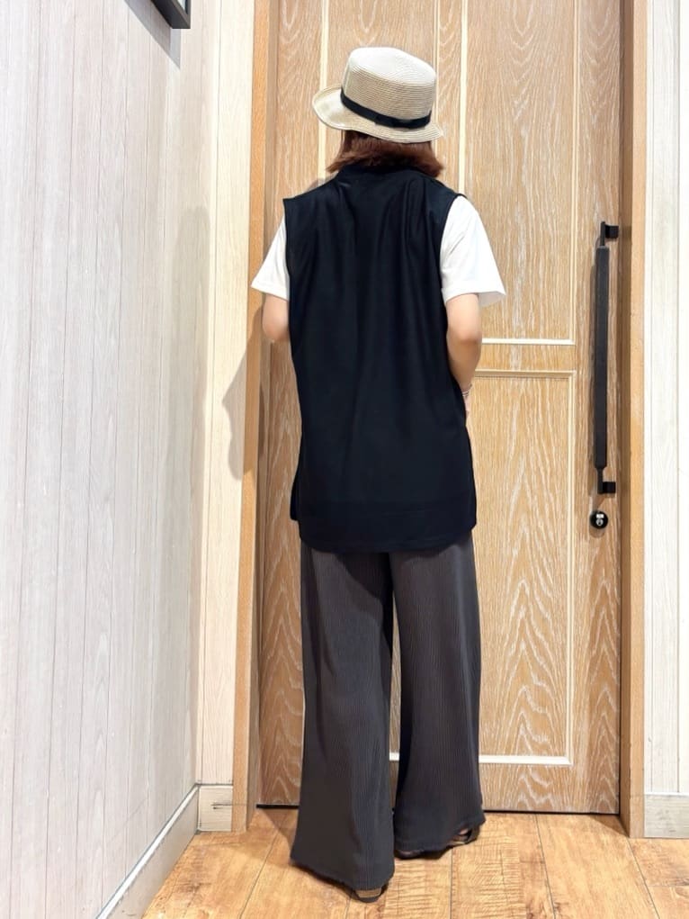 meiさんの「SHOO･LA･RUE｜【2点セット】着回しいろいろ ジレ＋ロゴTシャツ」を使ったコーディネート