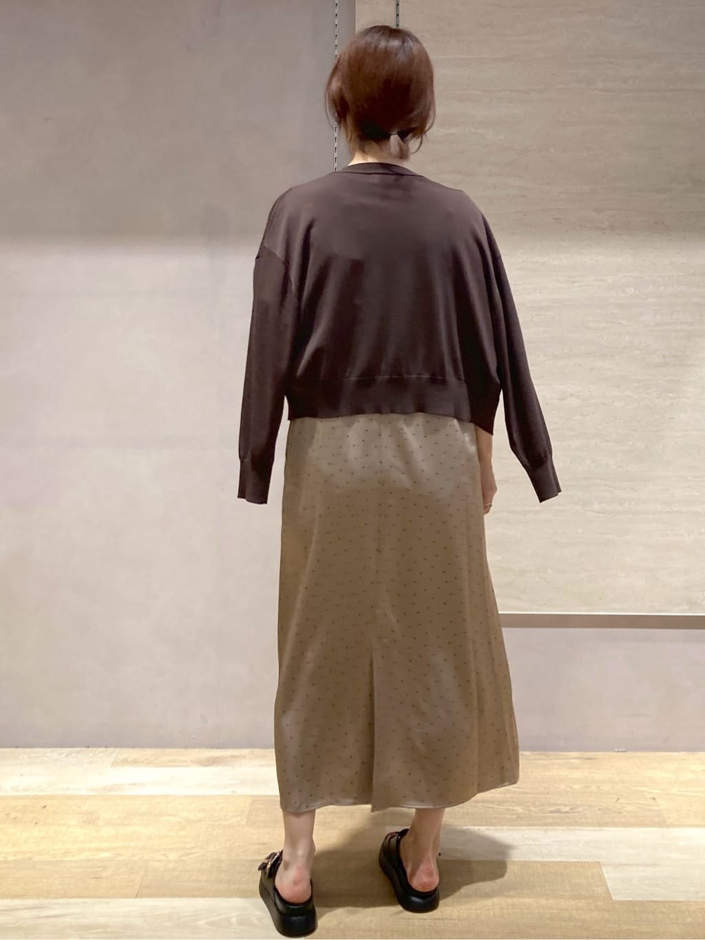たけねぇさんの「OPAQUE.CLIP｜ランダムドット サテンキャミワンピース【洗濯機洗い可】」を使ったコーディネート