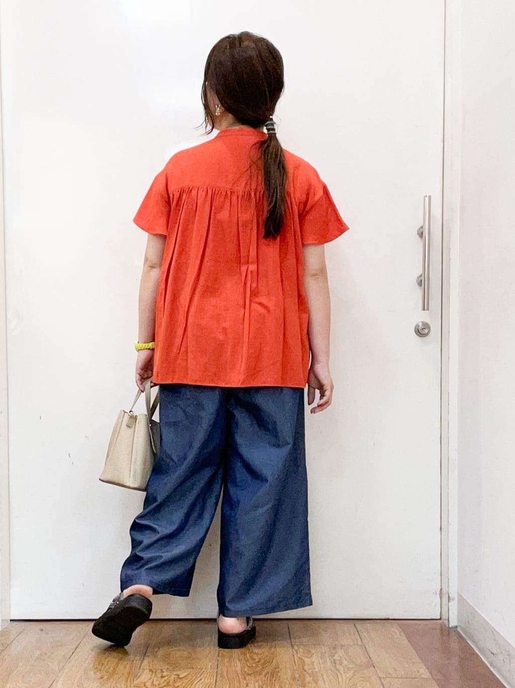 haruさんの「SHOO･LA･RUE｜【洗える/S-LL/ひんやり】金ボタンがアクセント　大人のデニムガウチョパンツ」を使ったコーディネート