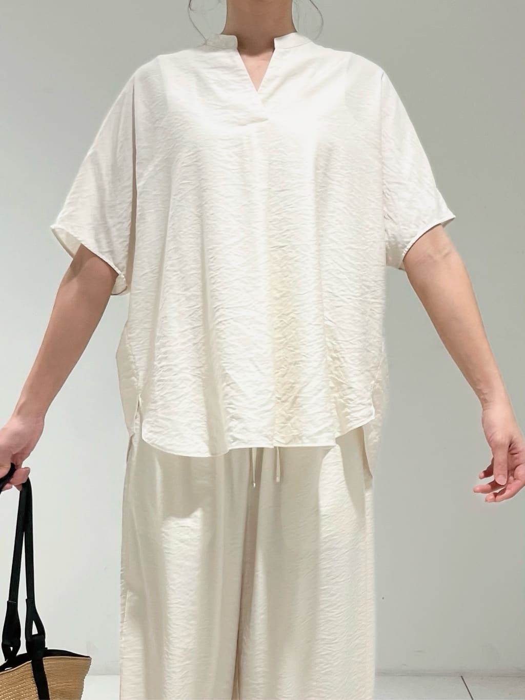 shioriさんの「INDIVI｜【洗える／UVケア／SETUP可能】ドロストワイドパンツ」を使ったコーディネート