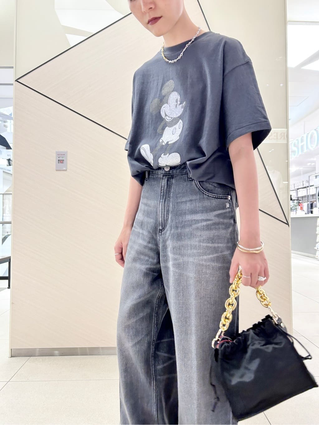 OCHIAIさんの「DRESSTERIOR｜ヴィンテージ加工ワイドデニムパンツ」を使ったコーディネート