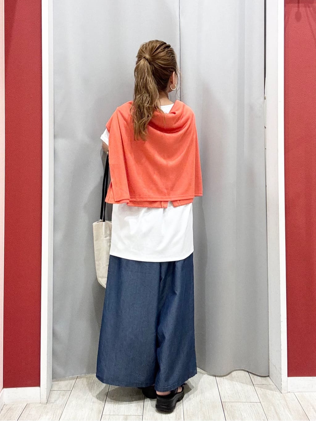 shioさんの「SHOO･LA･RUE｜【洗える/S-LL/ひんやり】金ボタンがアクセント　大人のデニムガウチョパンツ」を使ったコーディネート