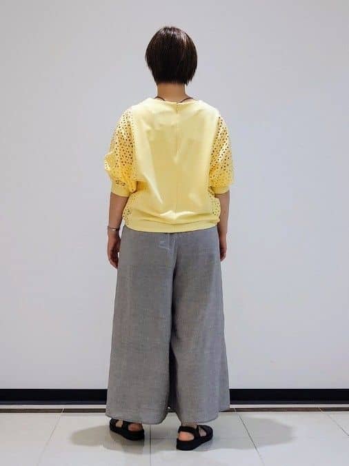 gissyさんの「INDIVI｜【洗える／清涼感◎】ワイドフレアパンツ／スカーチョ」を使ったコーディネート