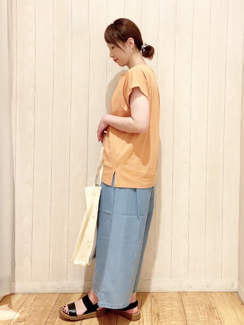 あいこさんの「SHOO･LA･RUE｜【洗える/S-LL/ひんやり】金ボタンがアクセント　大人のデニムガウチョパンツ」を使ったコーディネート