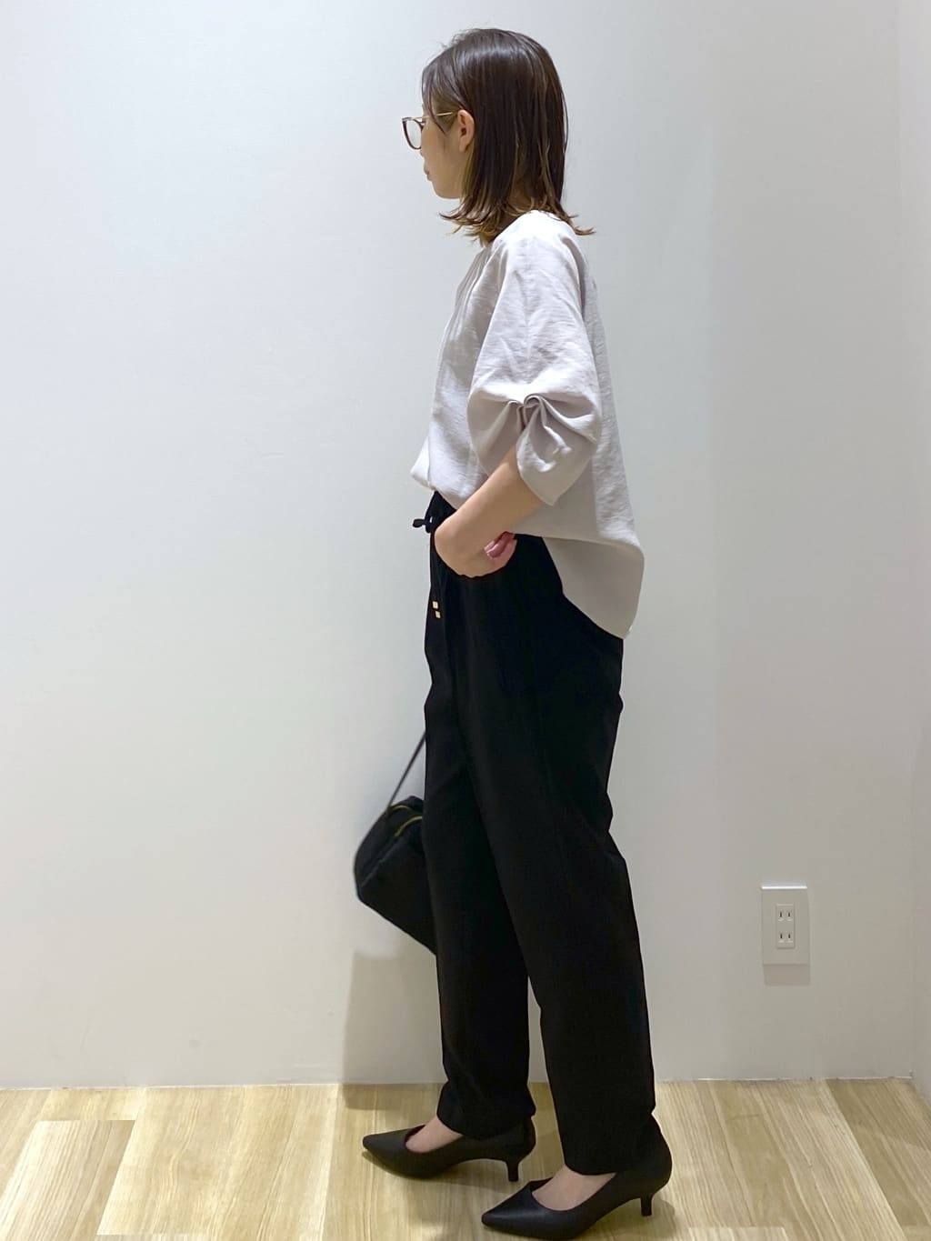 えりさんの「OPAQUE.CLIP｜リネンライクキーネックタックスリーブブラウス【洗濯機洗い可／吸水速乾／接触冷感】」を使ったコーディネート