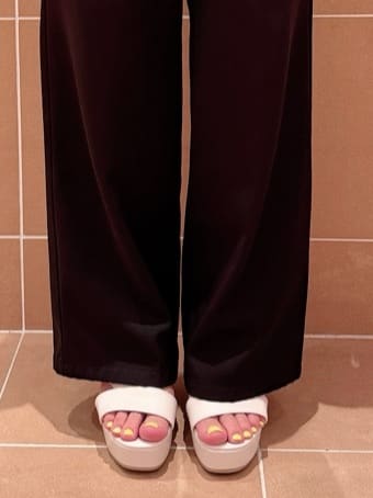 MIRINAさんの「ESPERANZA｜ネックベルトチャンキーヒールサンダル」を使ったコーディネート