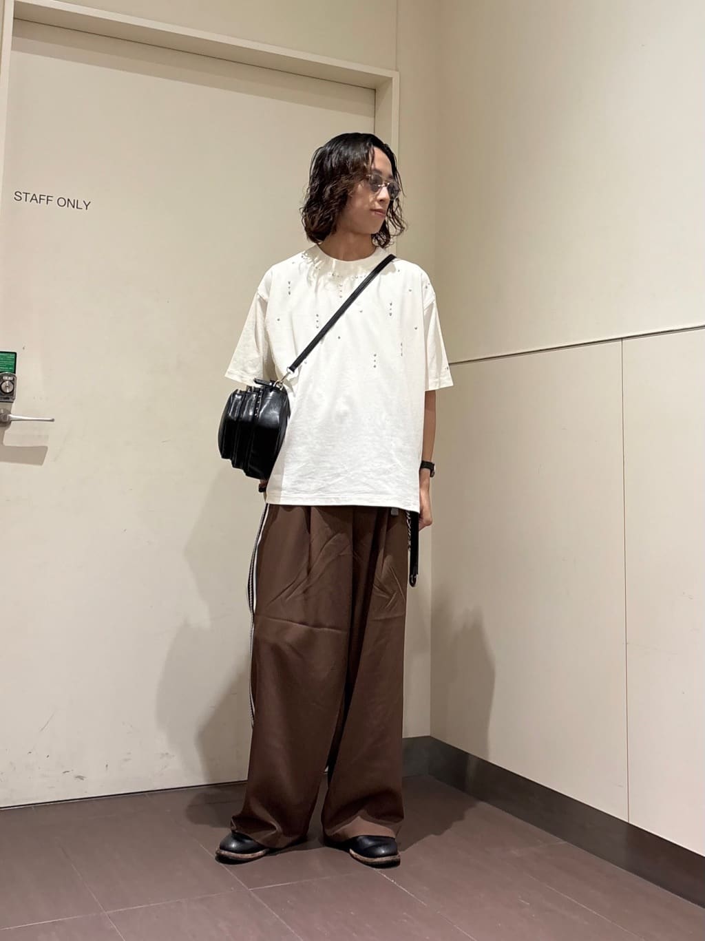 ナノシーさんの「tk.TAKEO KIKUCHI｜ヴィンテージライクスタッズTシャツ」を使ったコーディネート