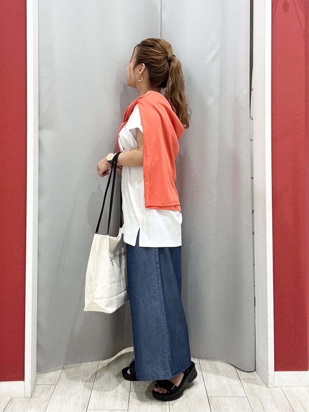 shioさんの「SHOO･LA･RUE｜【洗える/S-LL/ひんやり】金ボタンがアクセント　大人のデニムガウチョパンツ」を使ったコーディネート