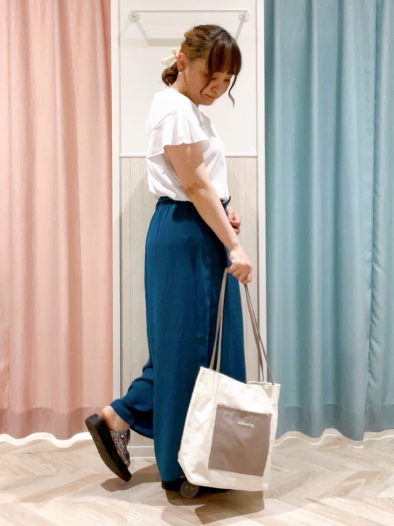kitaさんの「SHOO･LA･RUE｜【汗ジミ防止/ひんやり/UV】フリルスリーブTシャツ」を使ったコーディネート