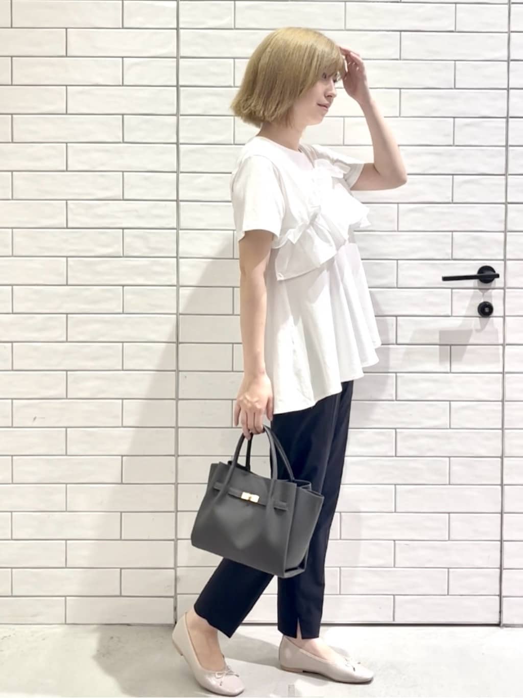 しおりさんの「OPAQUE.CLIP｜麻混ハイストレッチイージースティックパンツ【洗濯機洗い可】」を使ったコーディネート