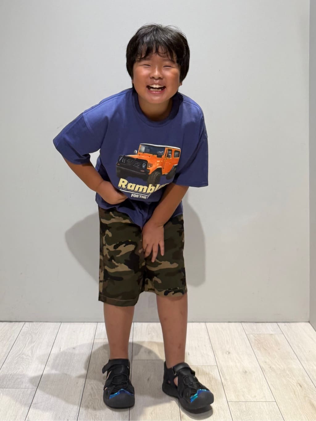 kuboさんの「THE SHOP TK｜【110－160】カープリントTシャツ/洗濯機OK」を使ったコーディネート