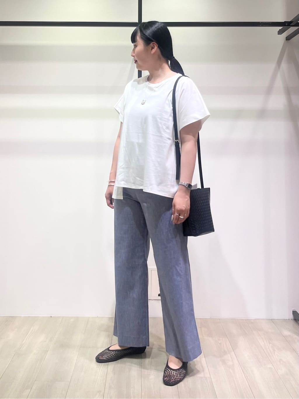 hasuさんの「INDIVI｜【洗える／汗ジミ防止】バイカラー＆アシメヘム Tシャツ」を使ったコーディネート