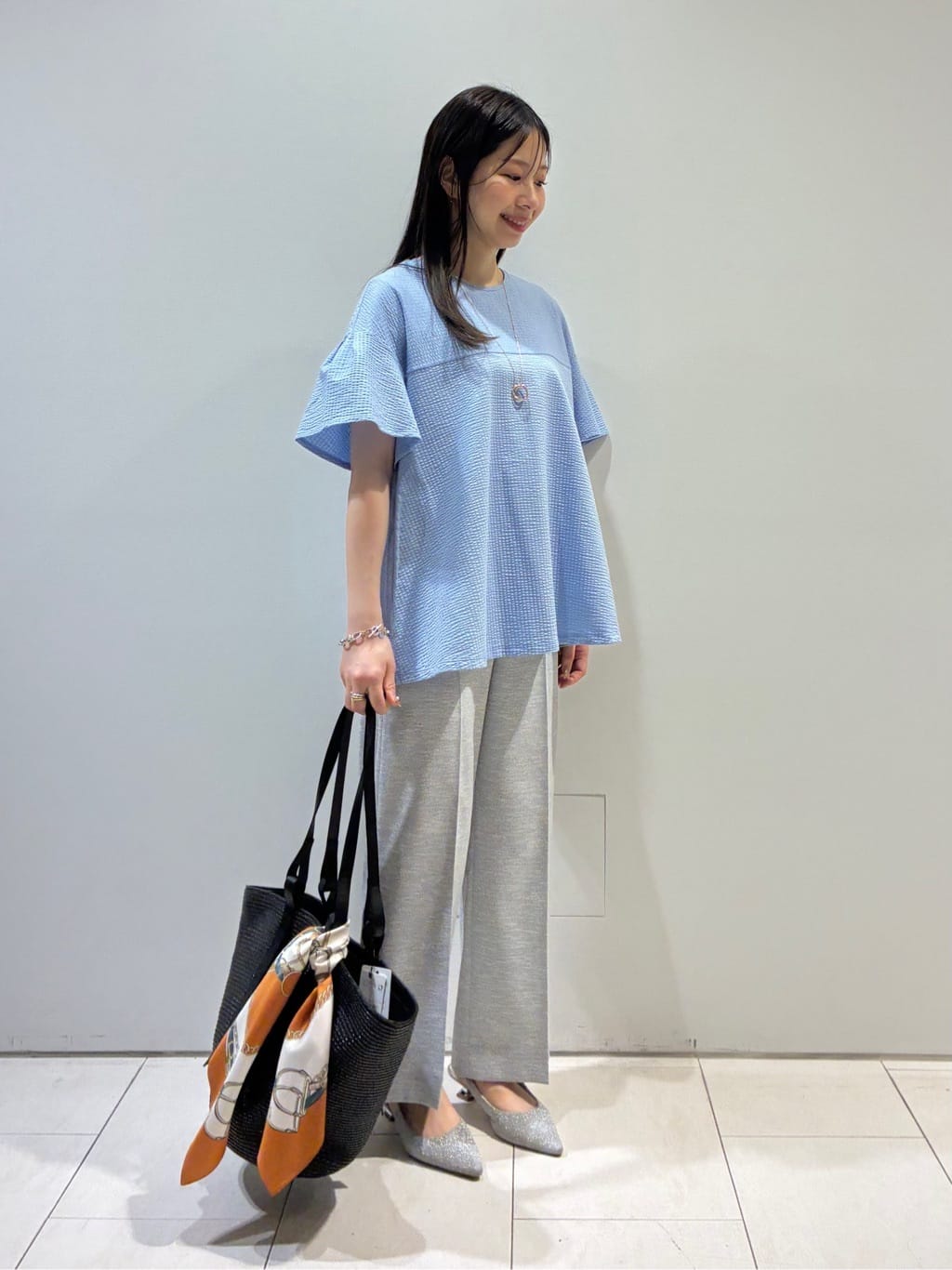 KAOさんの「INDIVI｜【60cm四方】スクエアスカーフ」を使ったコーディネート