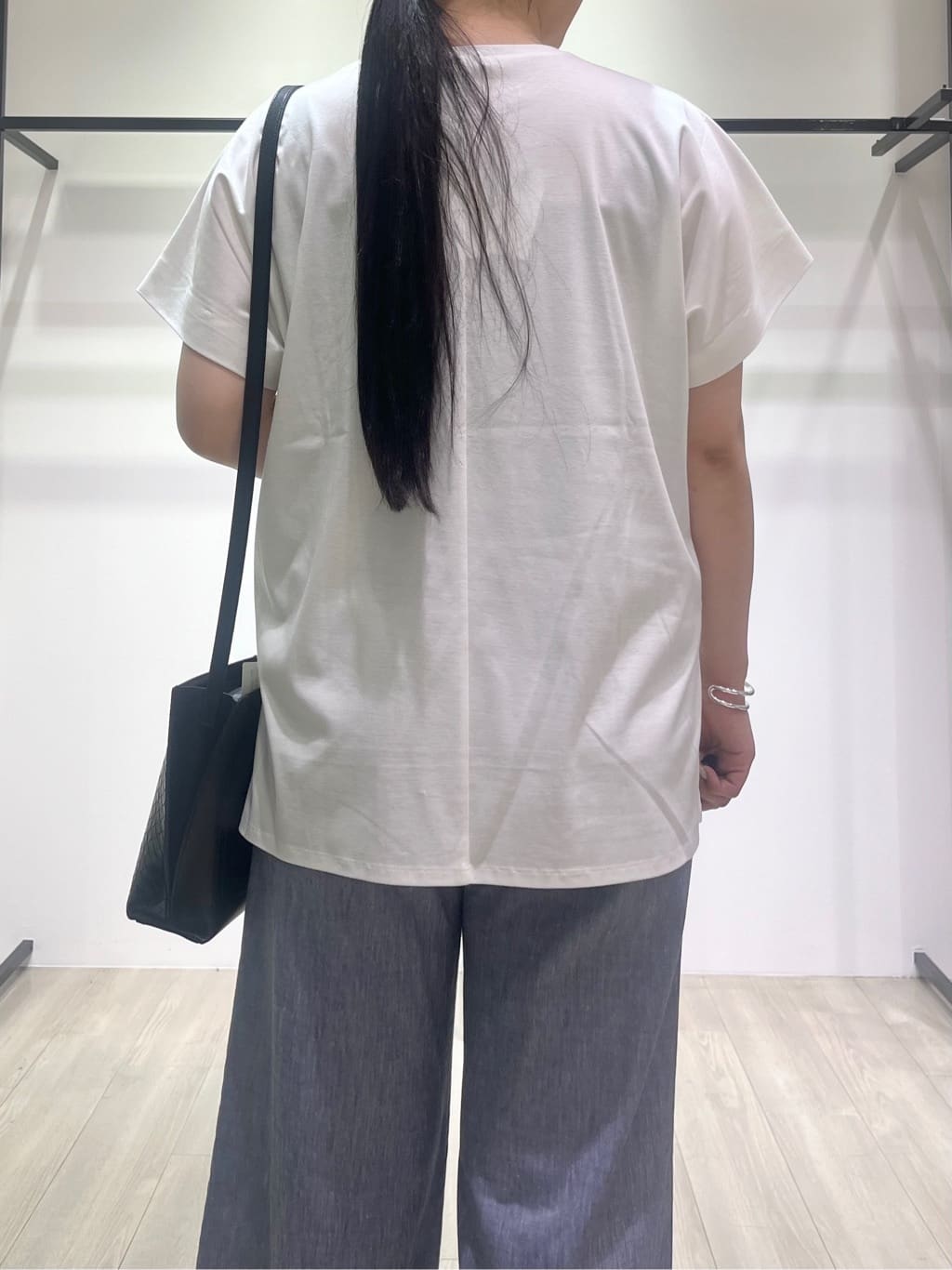 hasuさんの「INDIVI｜【洗える／汗ジミ防止】バイカラー＆アシメヘム Tシャツ」を使ったコーディネート
