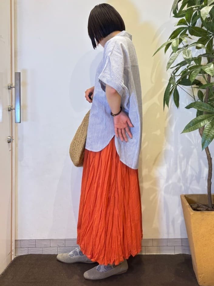 TOWAさんの「SHOO･LA･RUE｜【S-LL/UV/接触冷感/抗菌防臭】体型を自然にカバー フレンチリネンブレンド襟付ドルマンシャツ」を使ったコーディネート