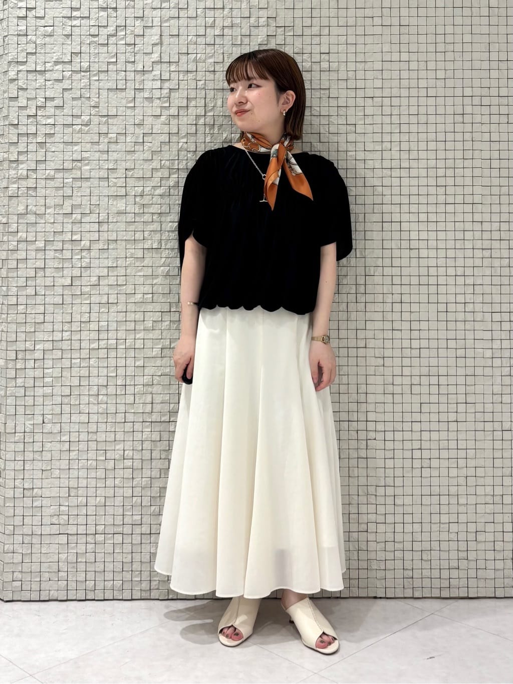 sakuさんの「INDIVI｜【洗える／体型カバー】シャーリングシアートップス」を使ったコーディネート