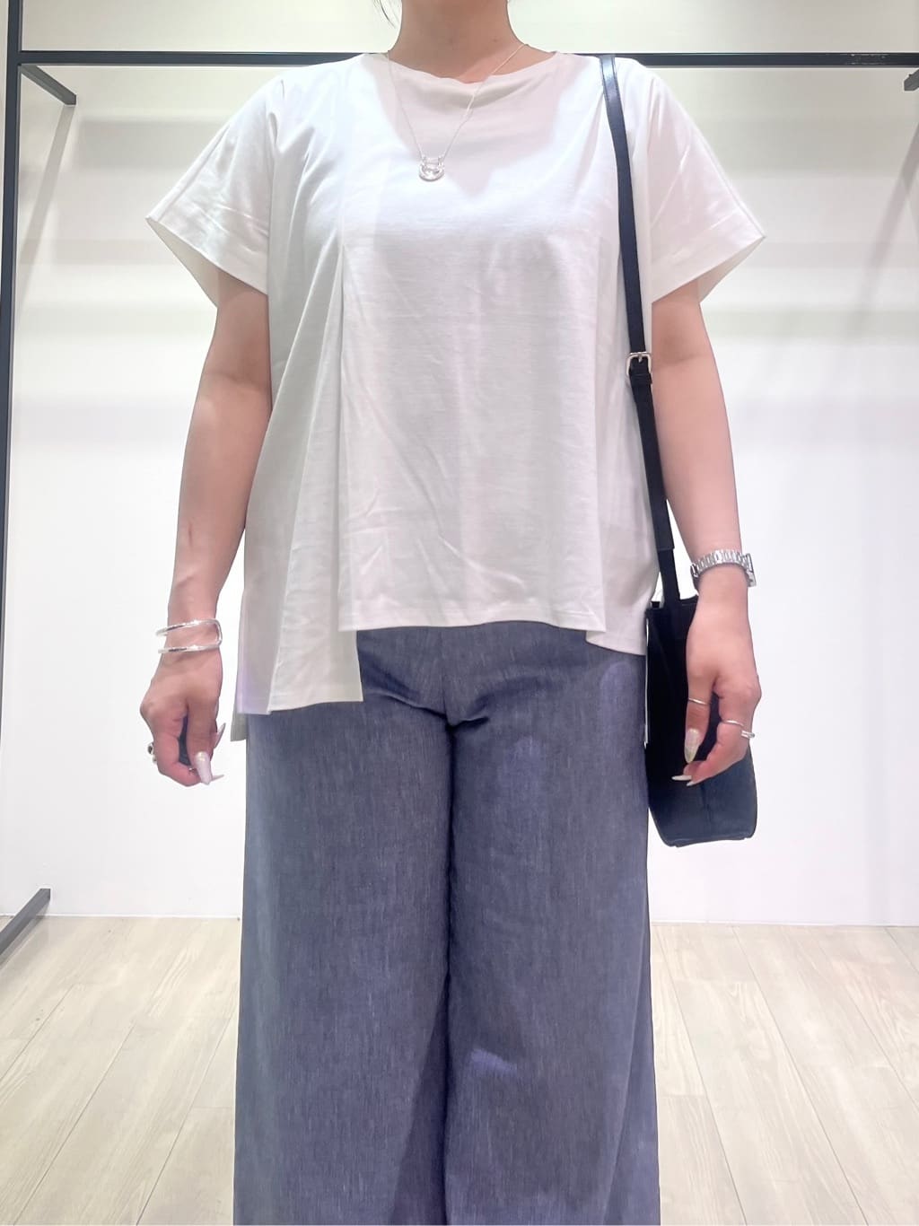hasuさんの「INDIVI｜【洗える／汗ジミ防止】バイカラー＆アシメヘム Tシャツ」を使ったコーディネート