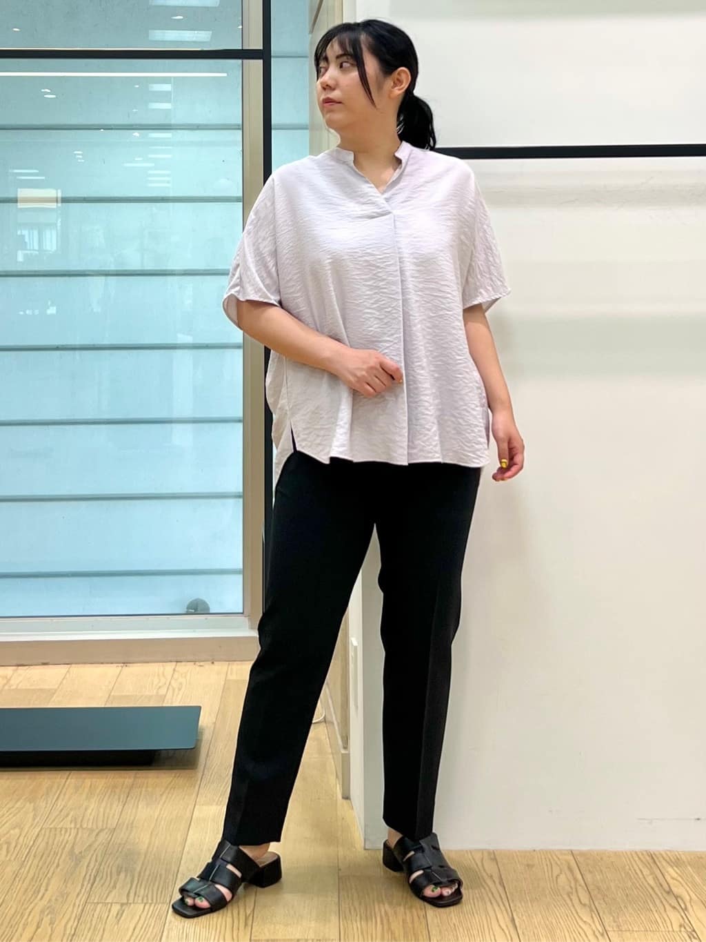 shimaさんの「INDIVI｜【定番スーツ／UVケア／洗える】ウール調タックテーパードパンツ」を使ったコーディネート