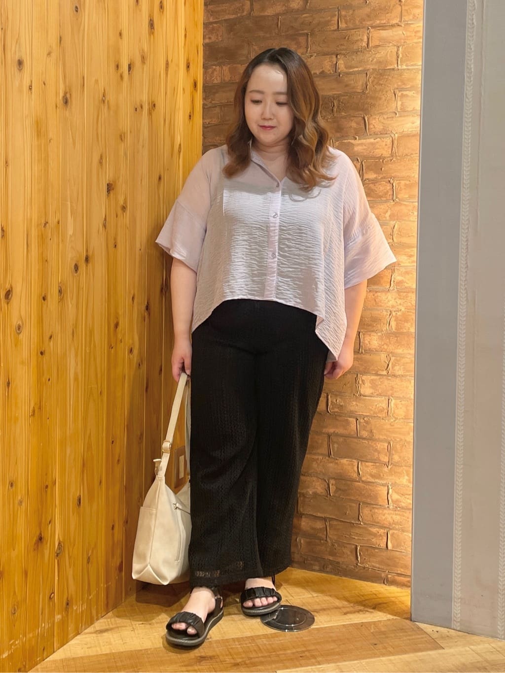 Risaさんの「SHOO･LA･RUE｜ゆるっと感がこなれ見え ワッシャーシアー半袖シャツ」を使ったコーディネート