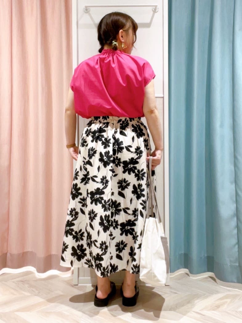 kitaさんの「SHOO･LA･RUE｜【洗える/S-LL】プチフリル襟が女性らしい フレンチスリーブシャツ」を使ったコーディネート