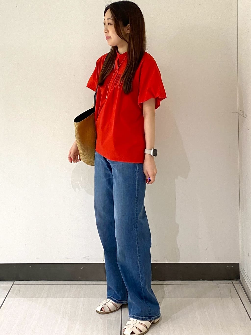 momoさんの「INDIVI｜【褒められデニム】ワイドストレート デニムパンツ」を使ったコーディネート