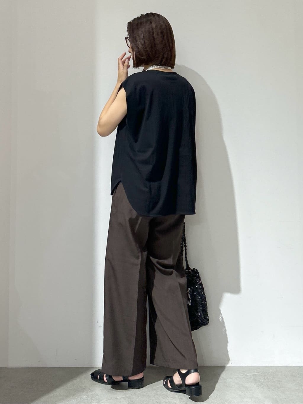 NAKAさんの「OPAQUE.CLIP｜ボクシーノースリーブカットソー【洗濯機洗い可】」を使ったコーディネート