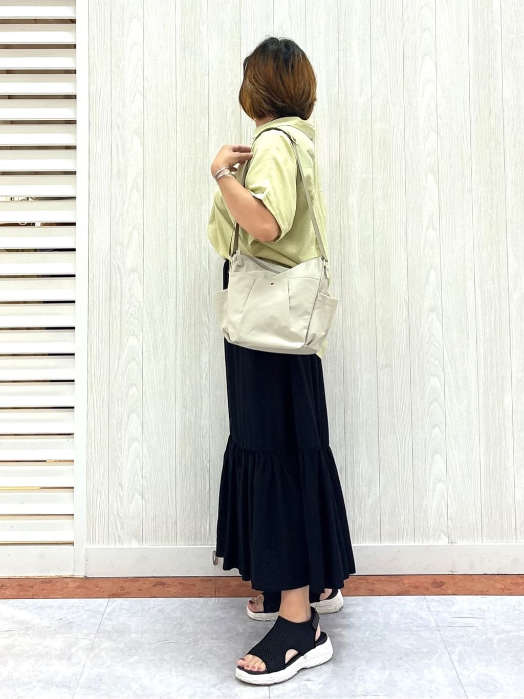 もっちさんの「SHOO･LA･RUE｜【S-LL/UV/接触冷感/抗菌防臭】体型を自然にカバー フレンチリネンブレンド襟付ドルマンシャツ」を使ったコーディネート