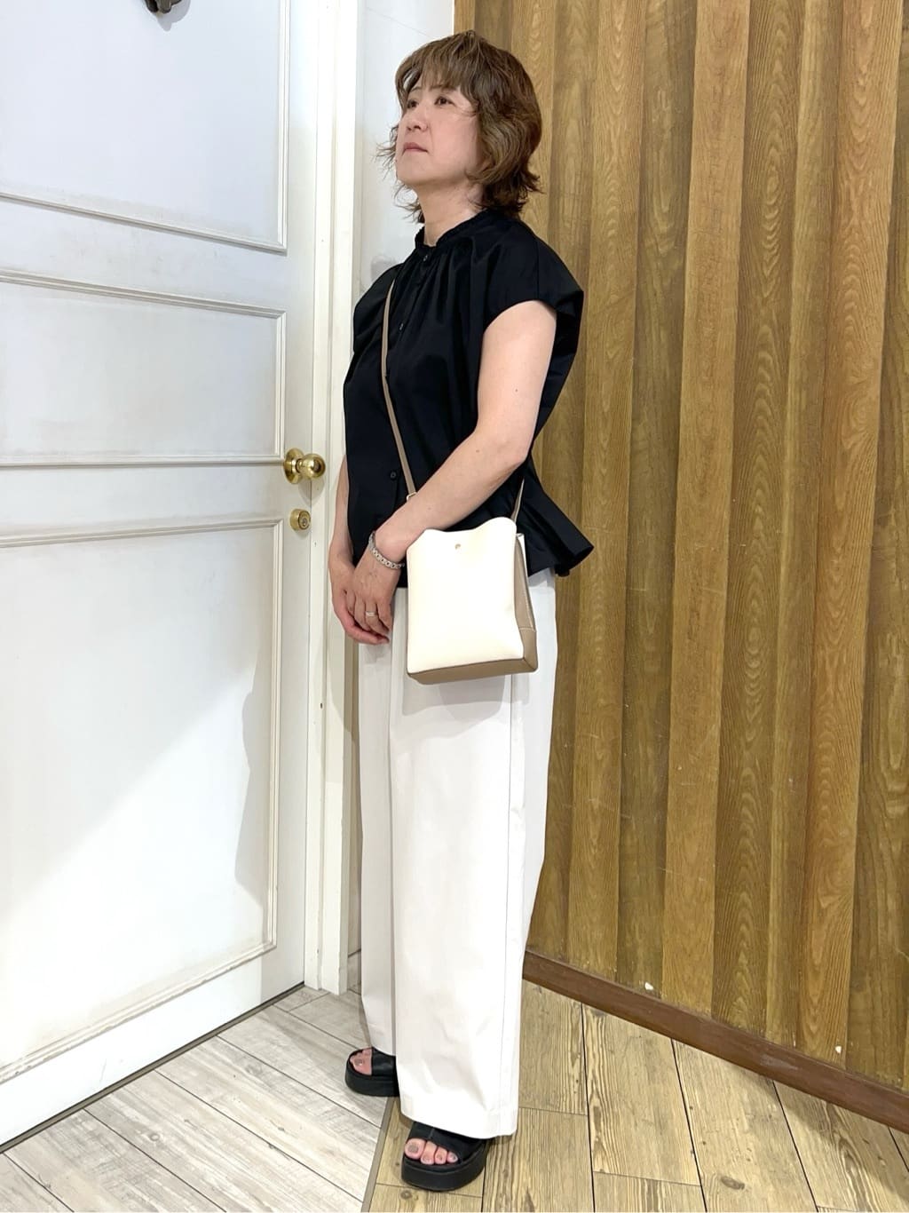 yuriyuriさんの「SHOO･LA･RUE｜【洗える/S-LL】プチフリル襟が女性らしい フレンチスリーブシャツ」を使ったコーディネート