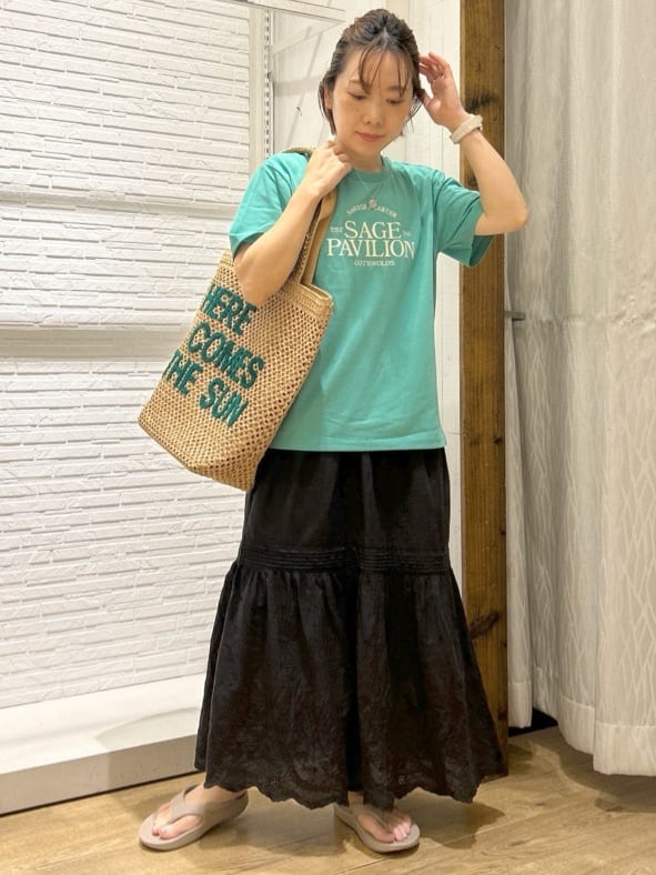 ga_riさんの「THE SHOP TK｜カレッジ＆フォトプリントTシャツ【洗濯機OK】」を使ったコーディネート
