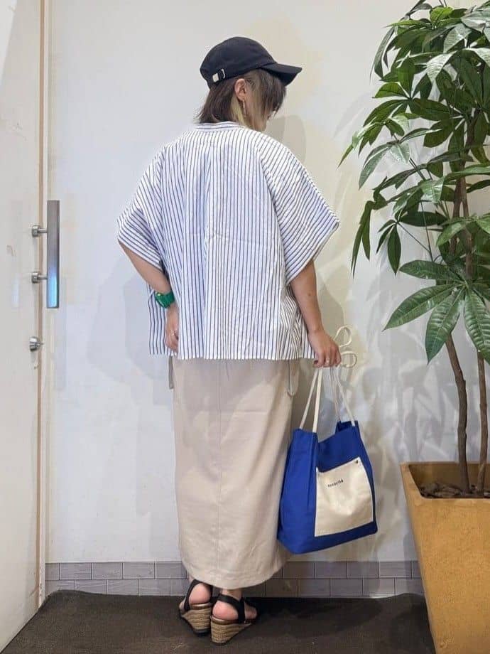 misakiさんの「SHOO･LA･RUE｜きれいめカジュアルに ラメストライプ ポンチョ風シャツ」を使ったコーディネート
