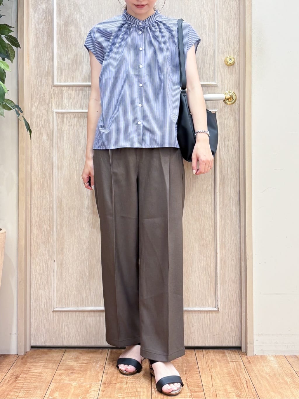 なみさんの「SHOO･LA･RUE｜【洗える/S-LL】プチフリル襟が女性らしい フレンチスリーブシャツ」を使ったコーディネート