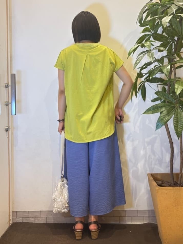 TOWAさんの「SHOO･LA･RUE｜【S-LL/ひんやり】さらっとタッチできれい見え ピンタックスカーチョ」を使ったコーディネート