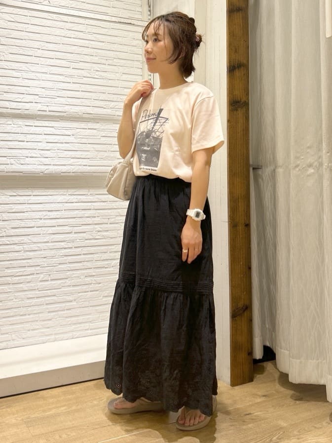 ga_riさんの「THE SHOP TK｜カレッジ＆フォトプリントTシャツ【洗濯機OK】」を使ったコーディネート