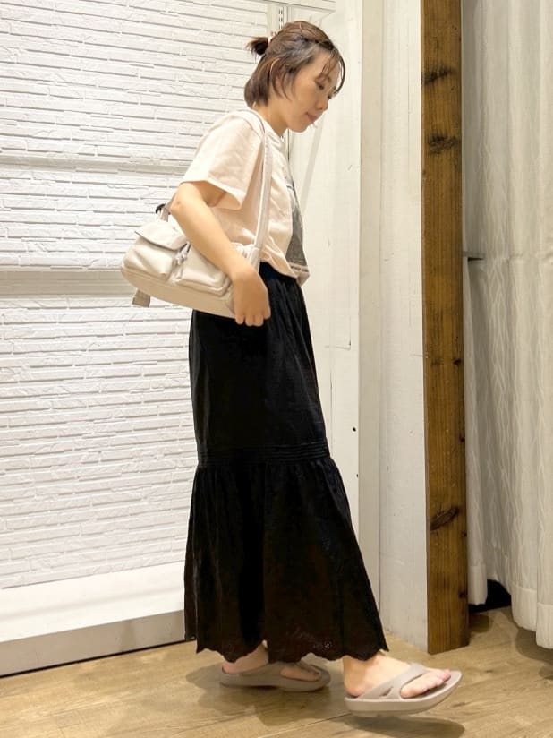 ga_riさんの「THE SHOP TK｜カレッジ＆フォトプリントTシャツ【洗濯機OK】」を使ったコーディネート