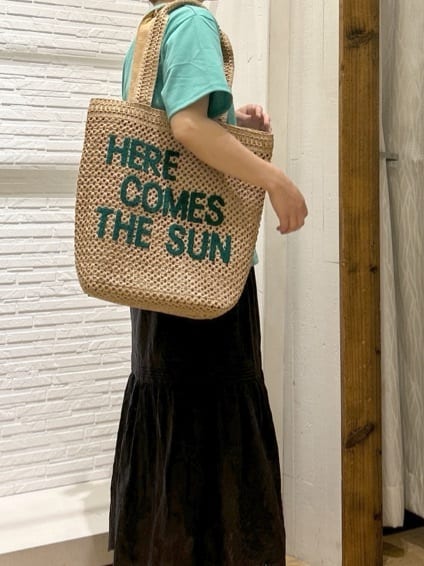 ga_riさんの「THE SHOP TK｜カレッジ＆フォトプリントTシャツ【洗濯機OK】」を使ったコーディネート