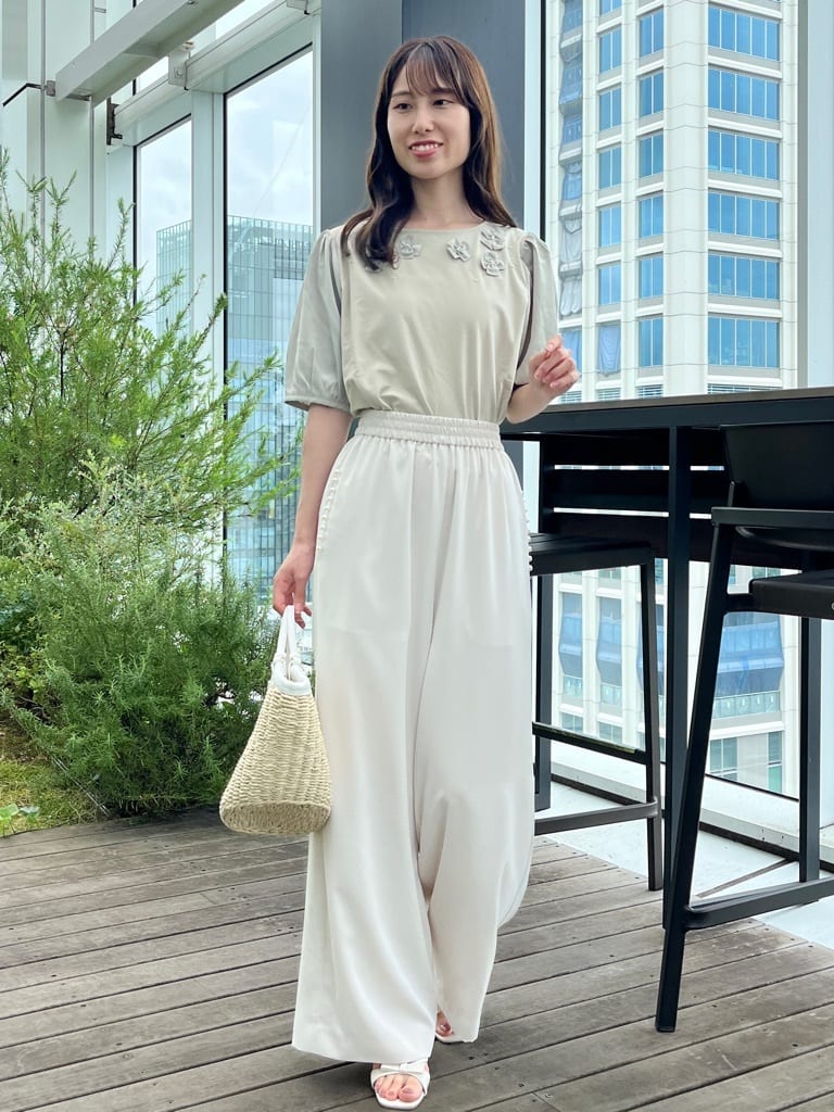 はばさんの「Couture brooch｜【マルチデザイン・楽ちん】フェイクパール リラックスワイドパンツ」を使ったコーディネート