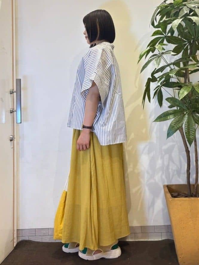 TOWAさんの「SHOO･LA･RUE｜きれいめカジュアルに ラメストライプ ポンチョ風シャツ」を使ったコーディネート