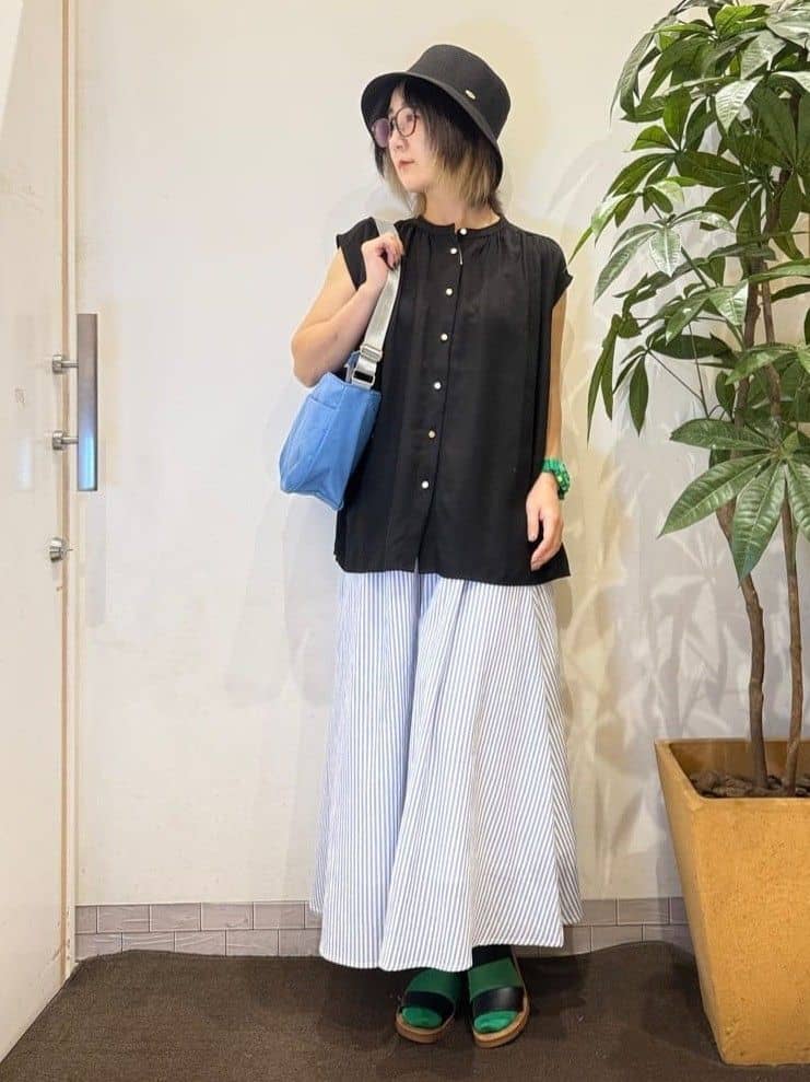 misakiさんの「SHOO･LA･RUE｜【S-LL/洗濯後しわになりにくい】上品にきれい見え スラブギャザーブラウス」を使ったコーディネート