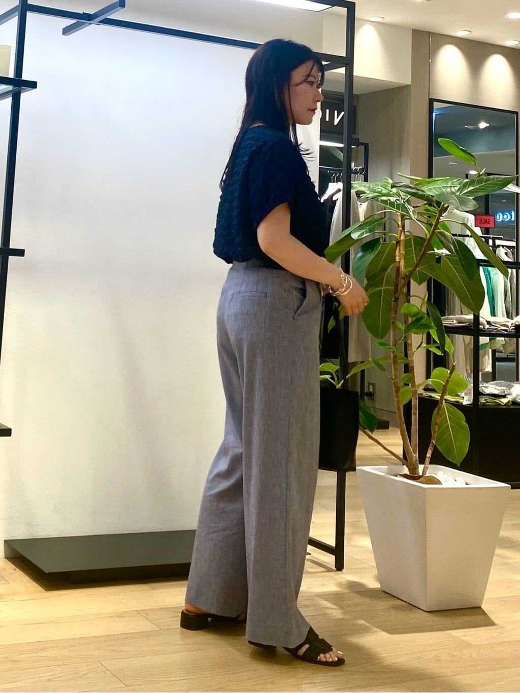 misakiさんの「INDIVI｜【デニムライク】マリンボタン リネン混ワイドパンツ」を使ったコーディネート